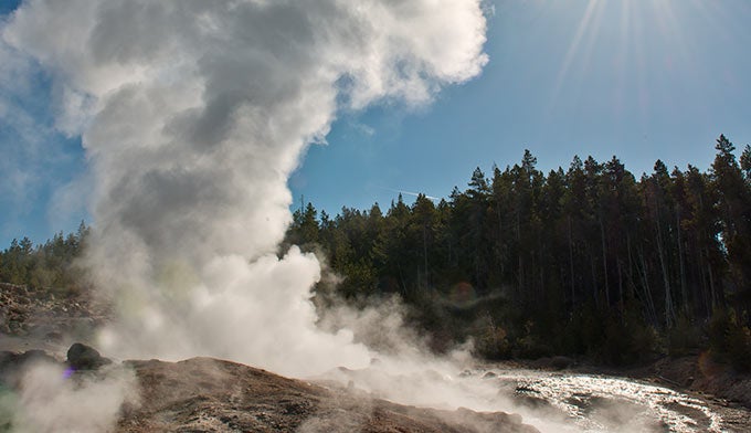 Steamboat-Geyser-Norris-Basin_680x392 Steamboat Geyser in Norris Geyser Basin