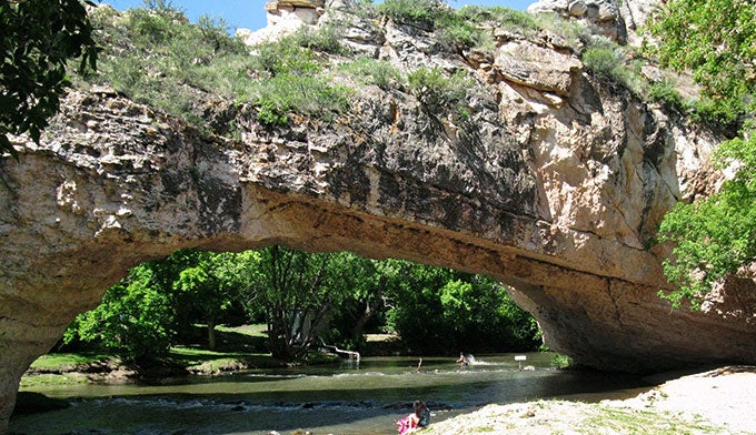 Ayres-Natural-Bridge-Wyoming_WikiPD_680x392 Ayres Natural Bridge in Wyoming