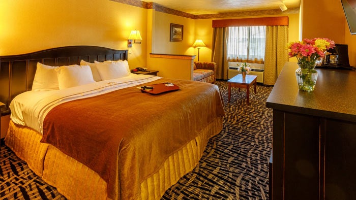 TownSquareInns-49er-KingFireplaceSuite_courtesy_700 49er Inn King Fireplace Suite