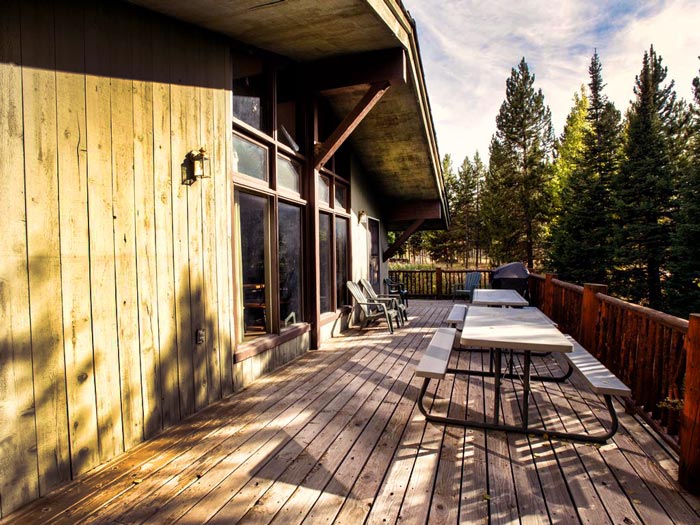 BrookTroutInn-BulkElkDeck_courtesy_700 Bull Elk Deck at Brook Trout Inn