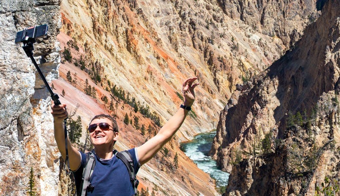 Bad-Selfie-Canyon_680 Man taking selfie in the Grand Canyon of the Yellowstone