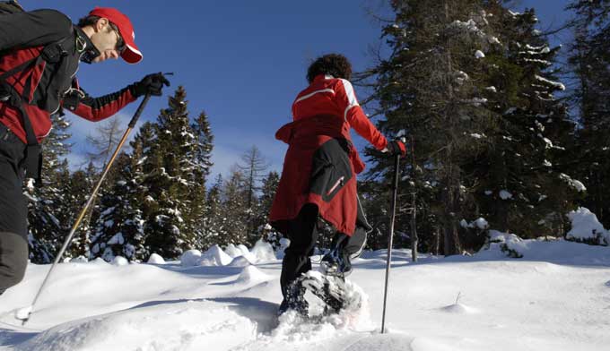 couple-Snowshoeing_680 Snowshoeing