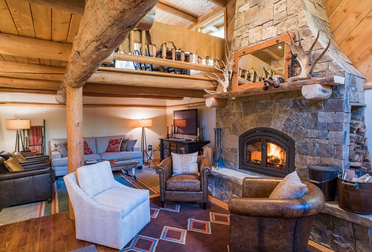 JacksonHoleHideout-GreatRoom-DiningRoomAbove_courtesy_1000 Jackson Hole Hideout's Great Room with Dining above
