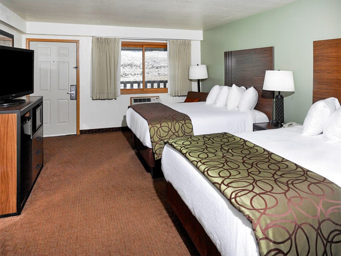 RidgelineHotelAtYS-DoubleQueenRoom_DelawareNorth_700 Double Queen Room at The Ridgeline Hotel at Yellowstone