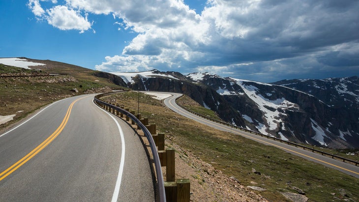 Curve on Beartooth Highway near Yellowstone