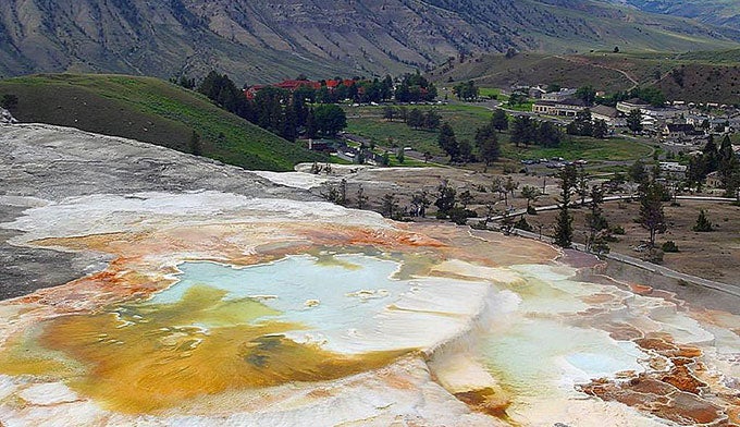 Mammoth-Hot-Springs-Area_WikiPD_680x392 Mammoth Hot Springs Area
