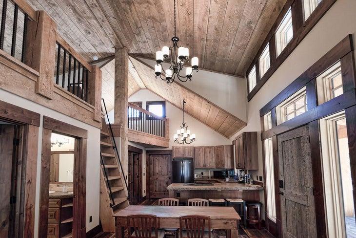 MTNLUX Guest House Sauna & Hot Tub Airbnb in Cooke City